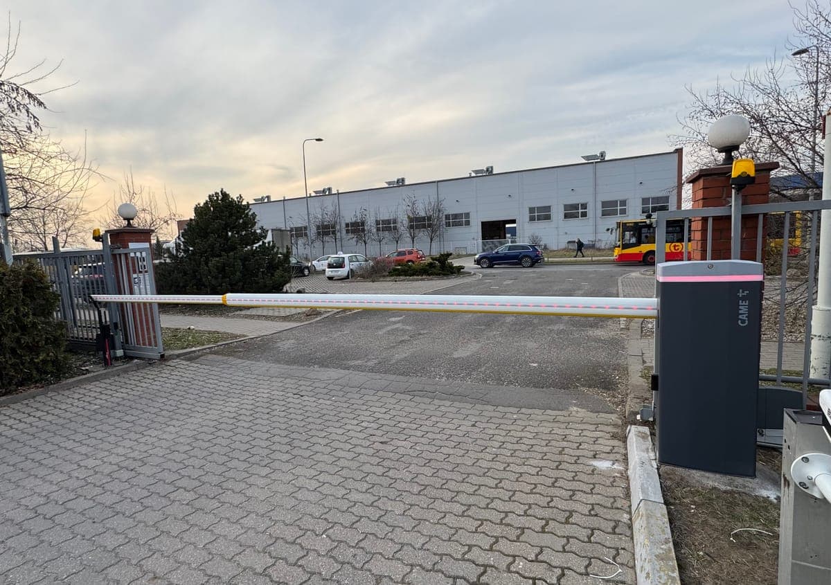 Szlaban parkingowy na osiedlu mieszkaniowym w Warszawie